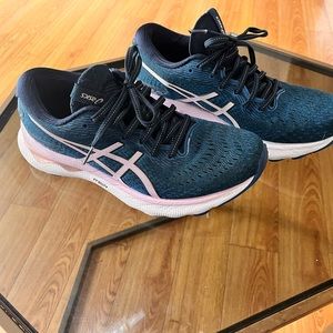 ASICS Gel-Nimbus, 24 size 7.5. In good shape